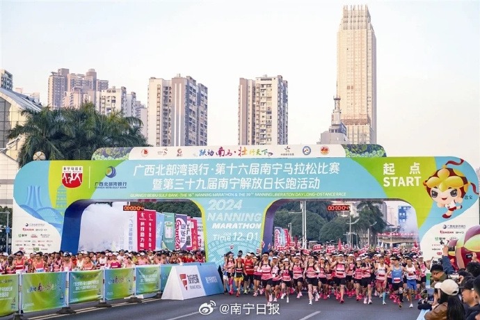 现出相似的